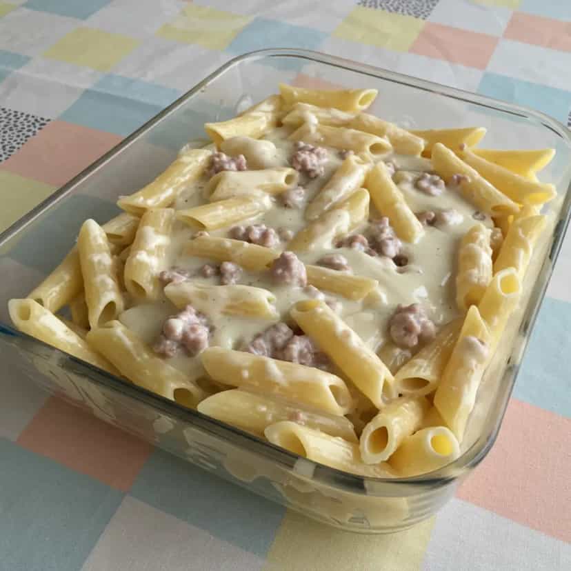 Foto deliciosa de Macarrão Cremoso com Carne e Queijo pronta para servir - Outras Receitas