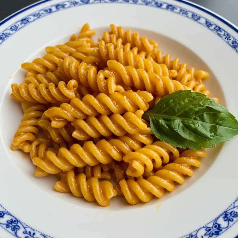 Foto deliciosa de Macarronada de panela de pressão pronta para servir - Massas & Macarrão
