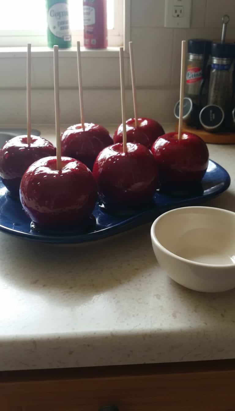 Foto deliciosa de Maçãs do Amor Caramelizadas pronta para servir - Outras Receitas