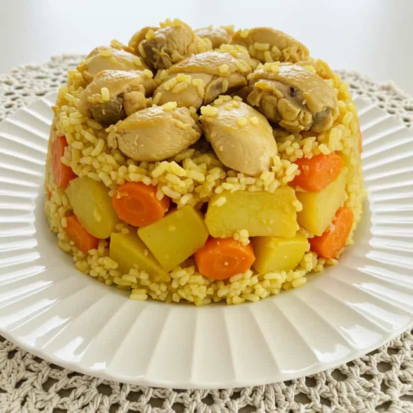 Foto deliciosa de Makluba de Frango e Legumes pronta para servir - Carnes & Frango