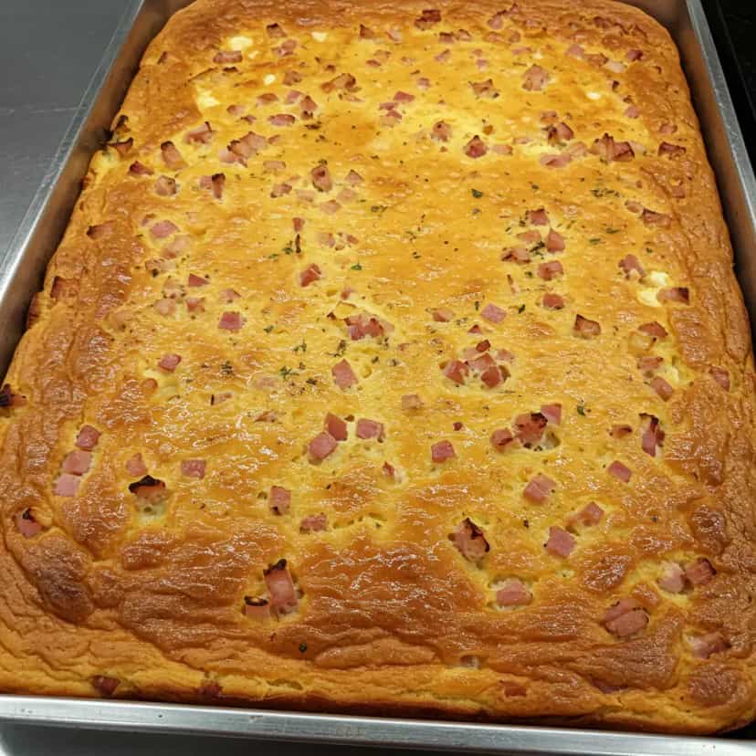 Foto deliciosa de Massa de bolo salgado pronta para servir - Lanches de Padaria