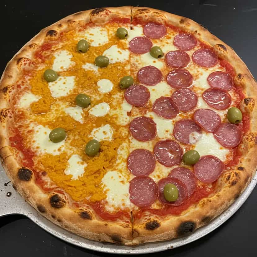 Foto deliciosa de Massa de Pizza para Forno a Lenha pronta para servir - Pizzas & Salgados