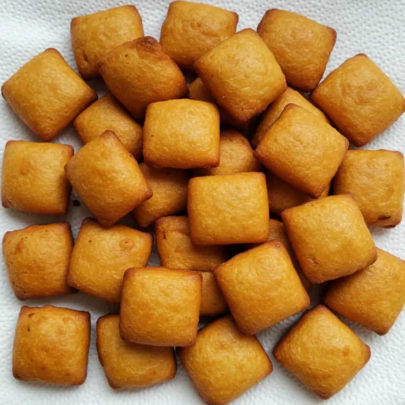 Foto deliciosa de Massinha de pão frita simples pronta para servir - Salgadinhos