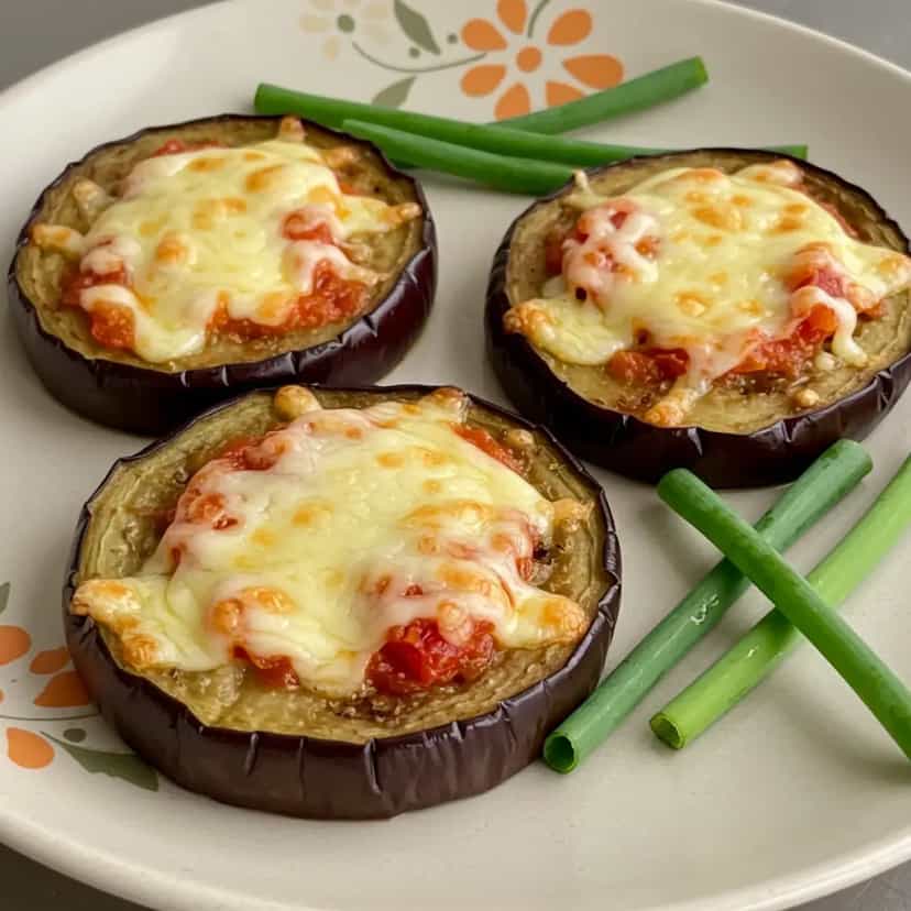 Foto deliciosa de Medalhões de Berinjela Gratinados pronta para servir - Almoço & Jantar