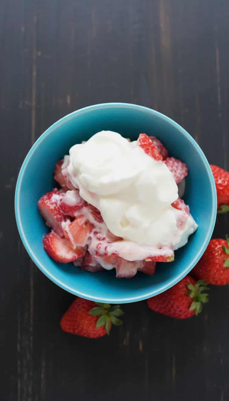 Foto deliciosa de Merengue de Morango com Chantilly pronta para servir - Outras Receitas