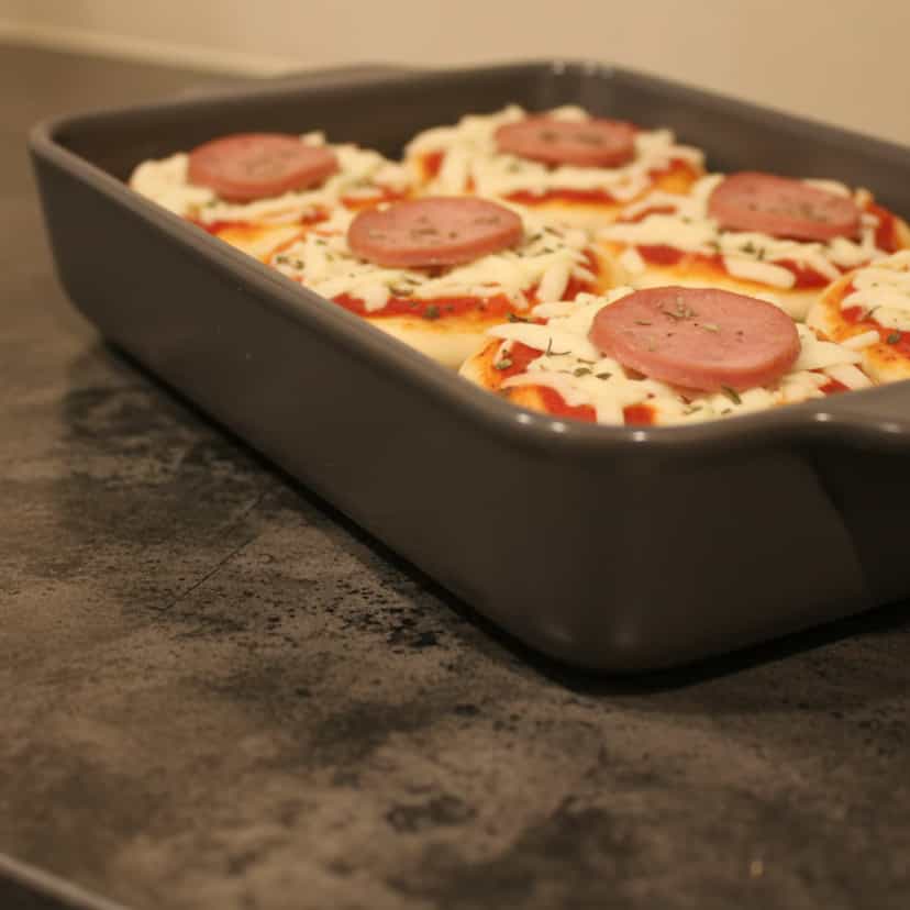Foto deliciosa de Mini Pizzas Caseiras pronta para servir - Salgadinhos