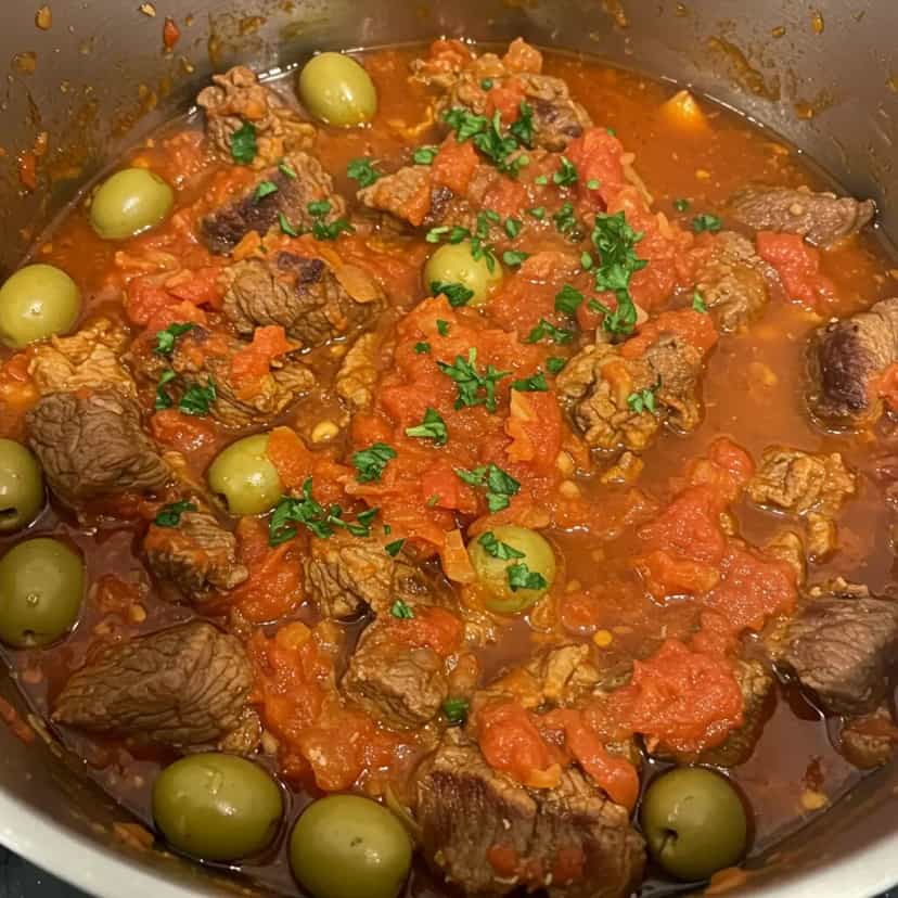 Foto deliciosa de Miolo de Acém Saboroso com Azeitonas pronta para servir - Carnes & Frango