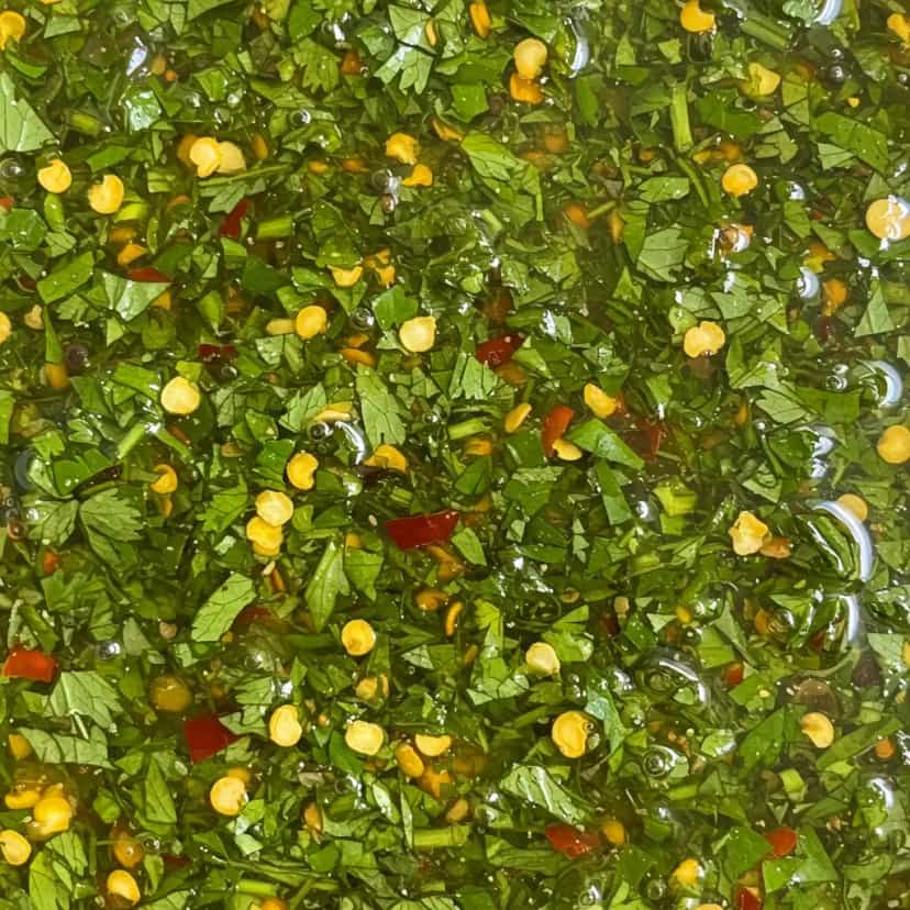 Foto deliciosa de Molho chimichurri para churrasco pronta para servir - Carnes & Frango