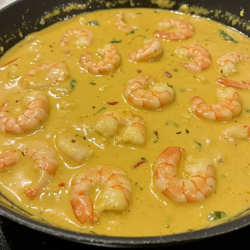 Foto deliciosa de Molho de Camarão ao Leite de Coco pronta para servir - Peixes & Frutos do Mar