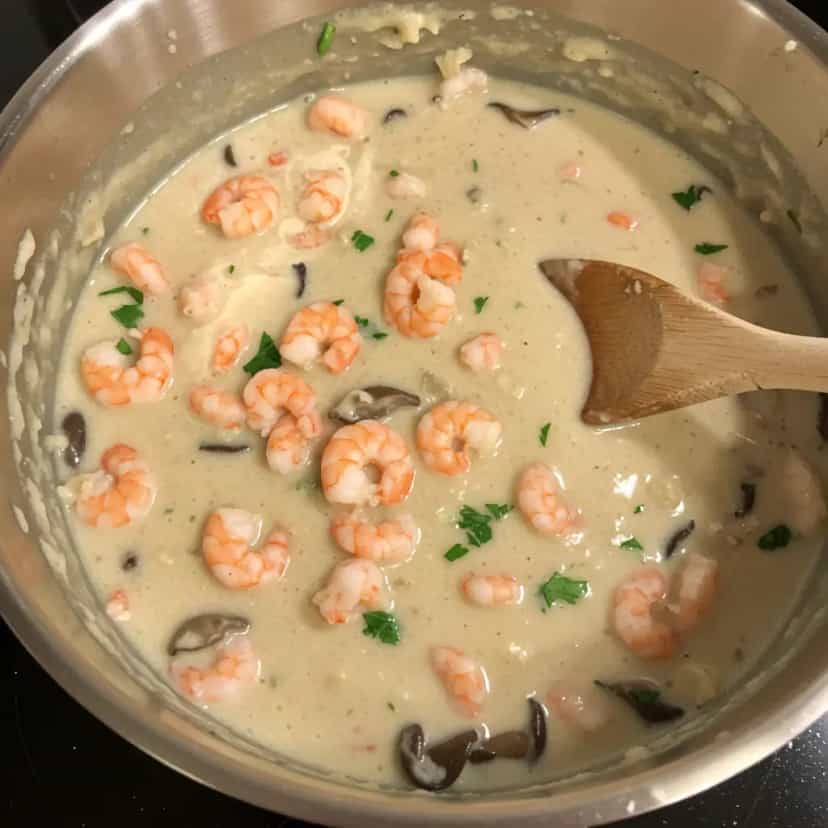 Foto deliciosa de Molho de Camarão com Shiitake pronta para servir - Peixes & Frutos do Mar