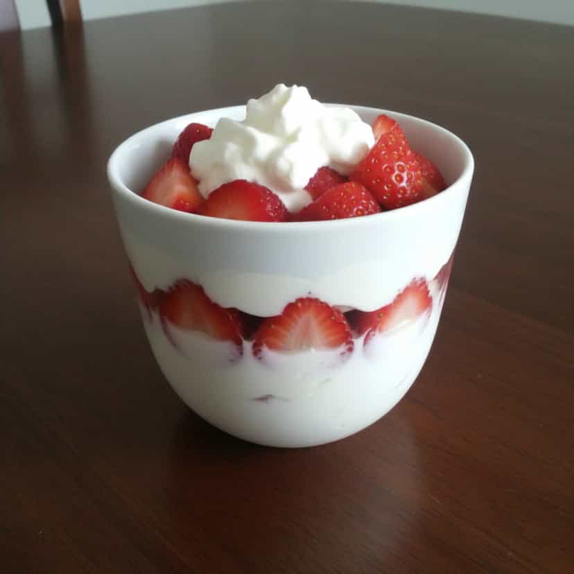 Foto deliciosa de Morangos com Chantilly e Suspiro pronta para servir - Outras Receitas
