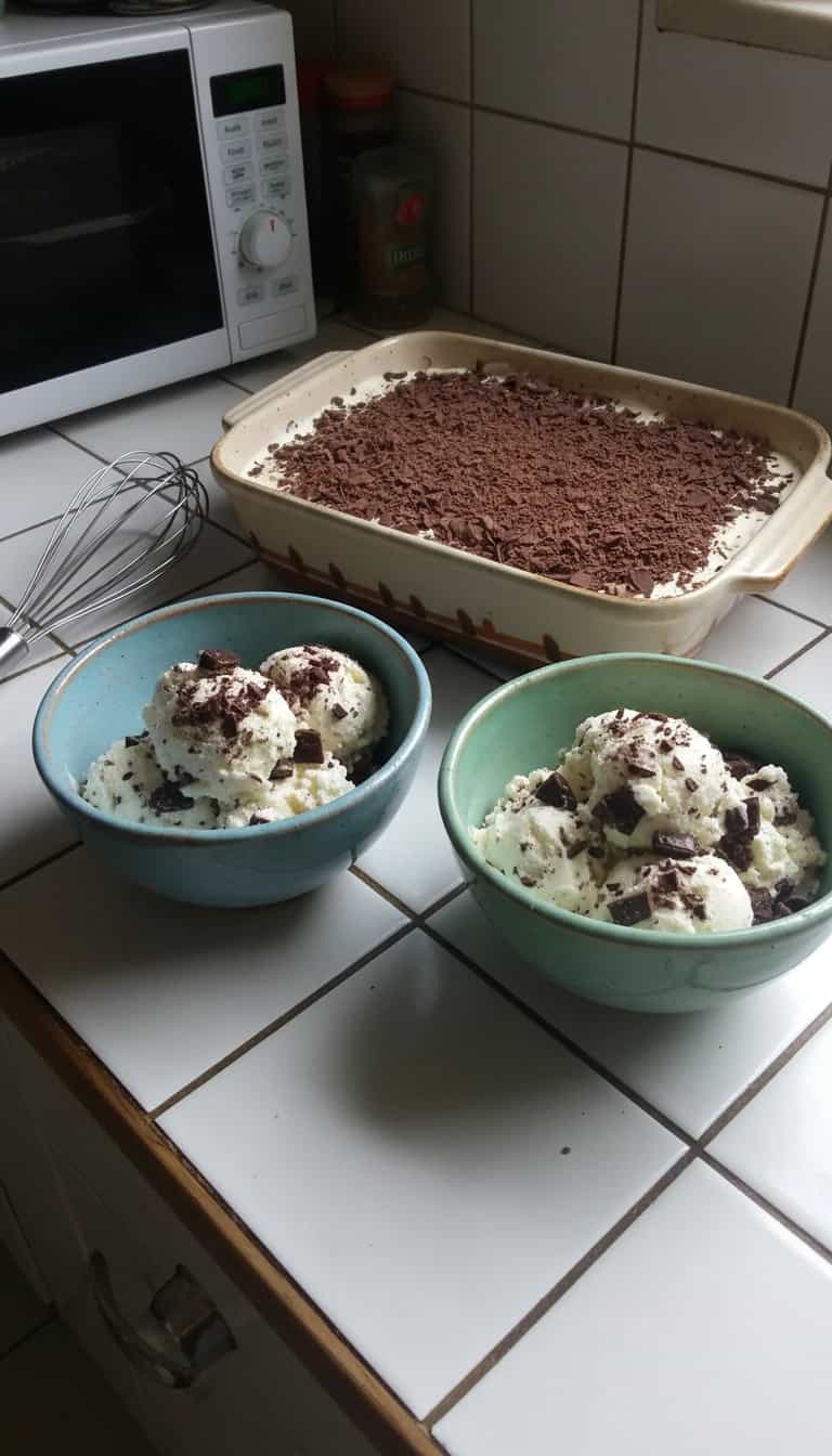 Foto deliciosa de Mousse de Chocolate com Flocos pronta para servir - Pudins & Cremes