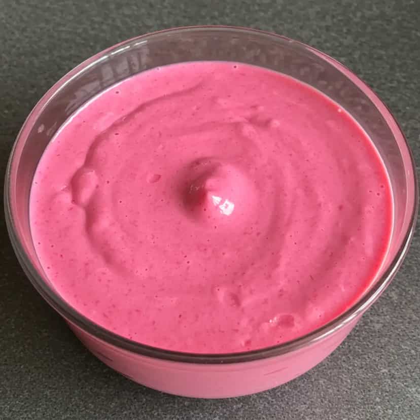 Foto deliciosa de Mousse de Danone com Morango pronta para servir - Pudins & Cremes