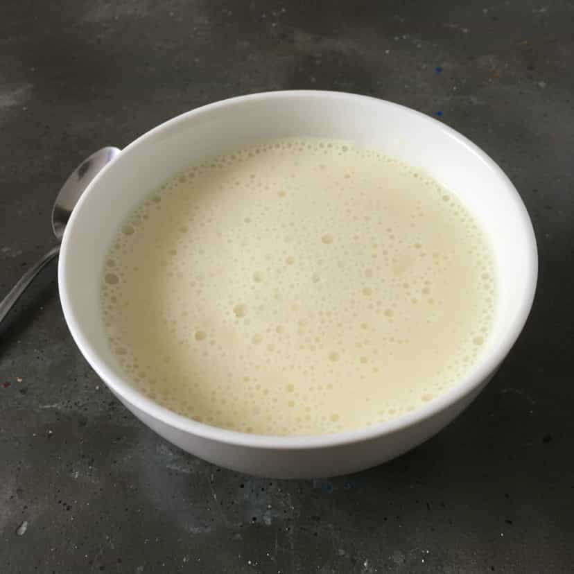 Foto deliciosa de Mousse de Limão Sem Creme de Leite pronta para servir - Pudins & Cremes