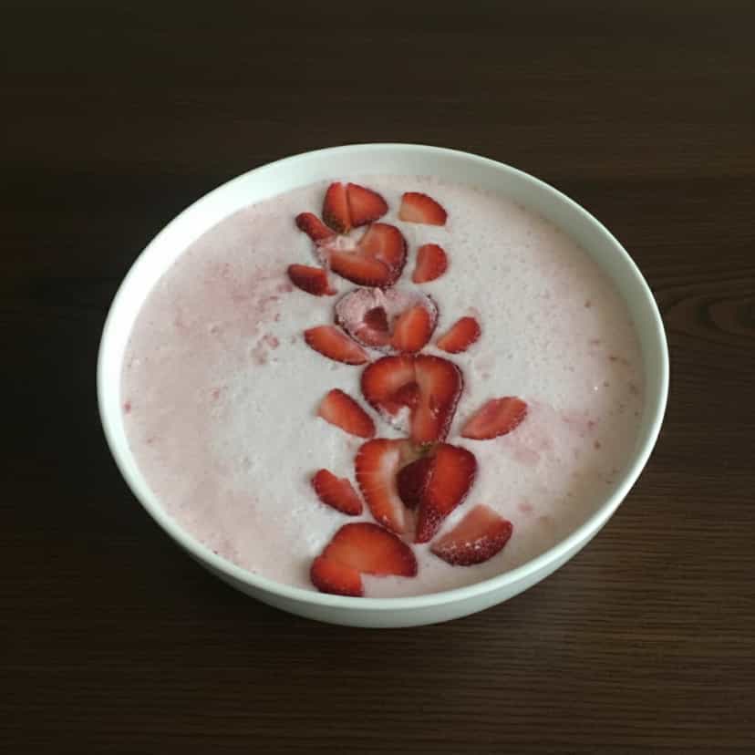 Foto deliciosa de Mousse de Morango com Iogurte pronta para servir - Pudins & Cremes