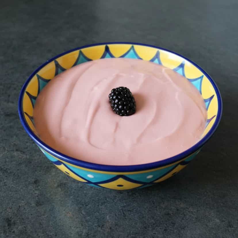 Foto deliciosa de Mousse de Morango Cremosa e Rápida pronta para servir - Pudins & Cremes