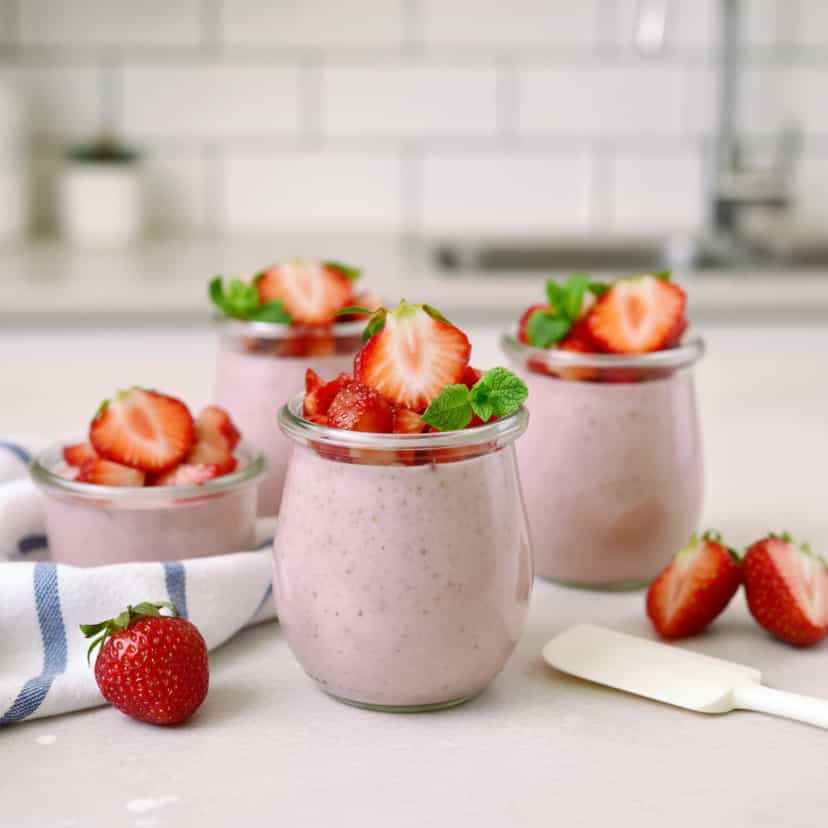Foto deliciosa de Mousse de Morango Cremoso pronta para servir - Pudins & Cremes