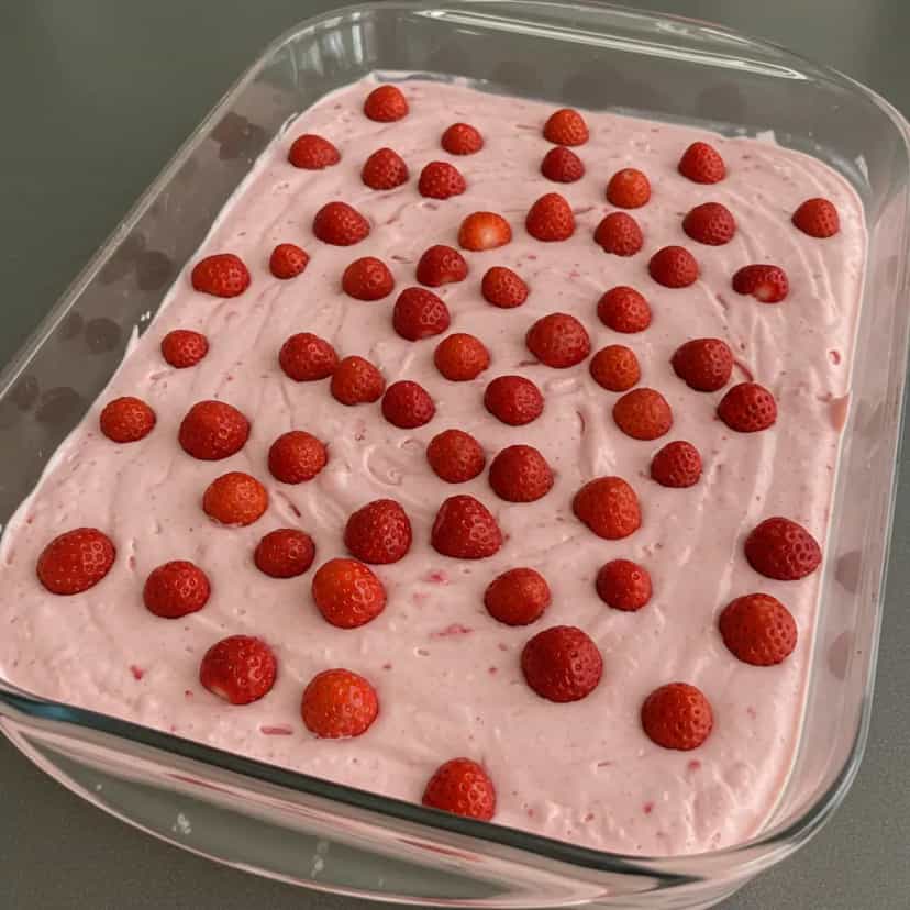Foto deliciosa de Mousse de Morango Cremoso pronta para servir - Pudins & Cremes