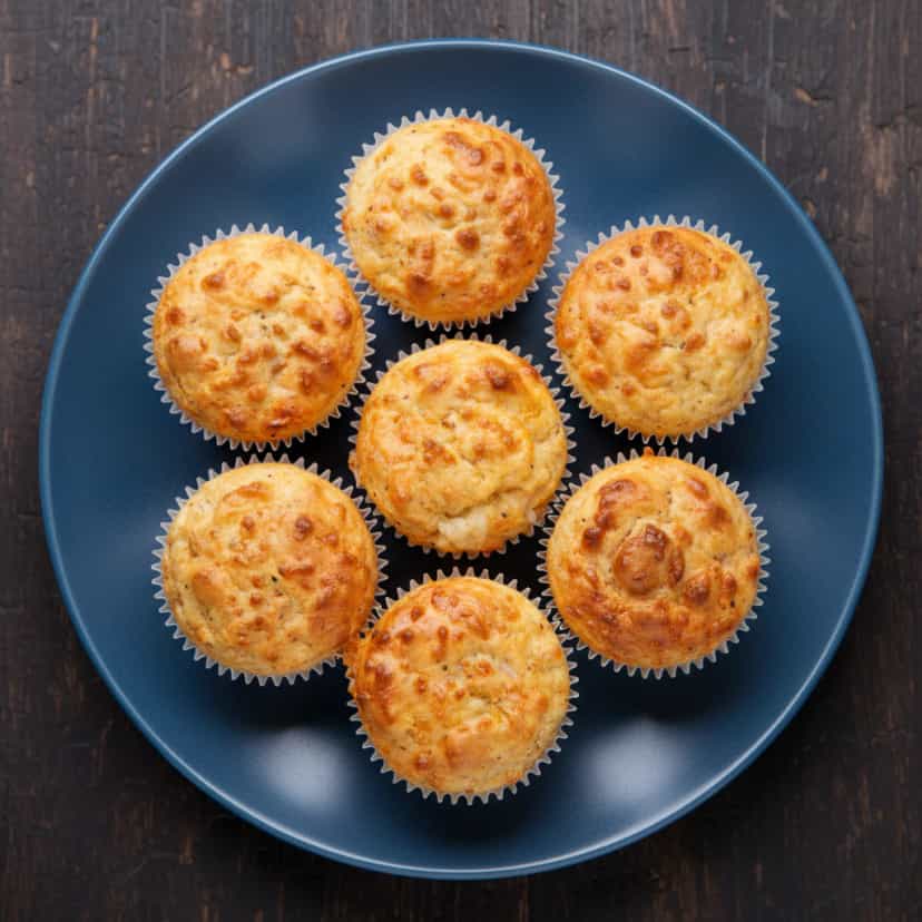 Foto deliciosa de Muffins Salgados de Milho e Queijo pronta para servir - Lanches de Padaria