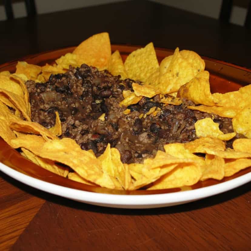 Foto deliciosa de Nachos de Carne e Feijão Preto pronta para servir - Salgadinhos