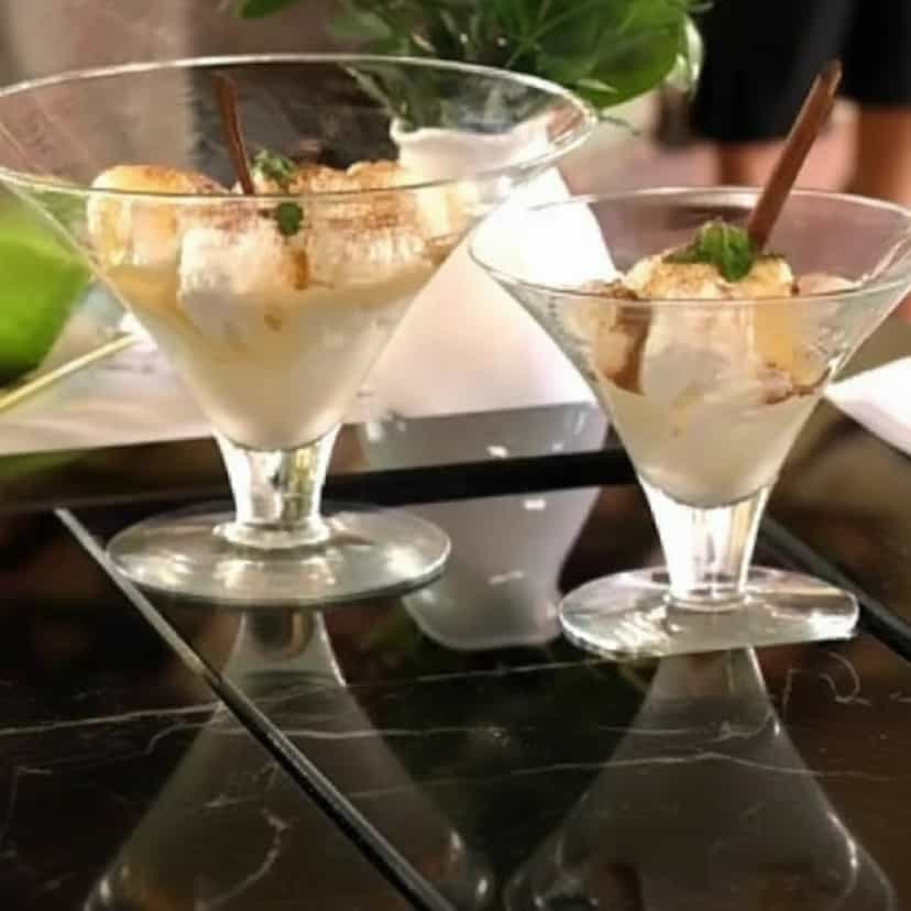 Foto deliciosa de Nuvens de Leite com Creme de Gema pronta para servir - Pudins & Cremes