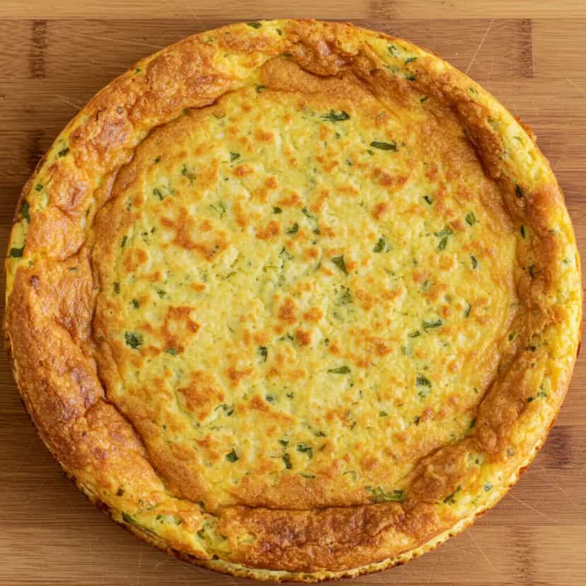 Foto deliciosa de Omelete Assada com Batata e Queijo pronta para servir - Almoço & Jantar