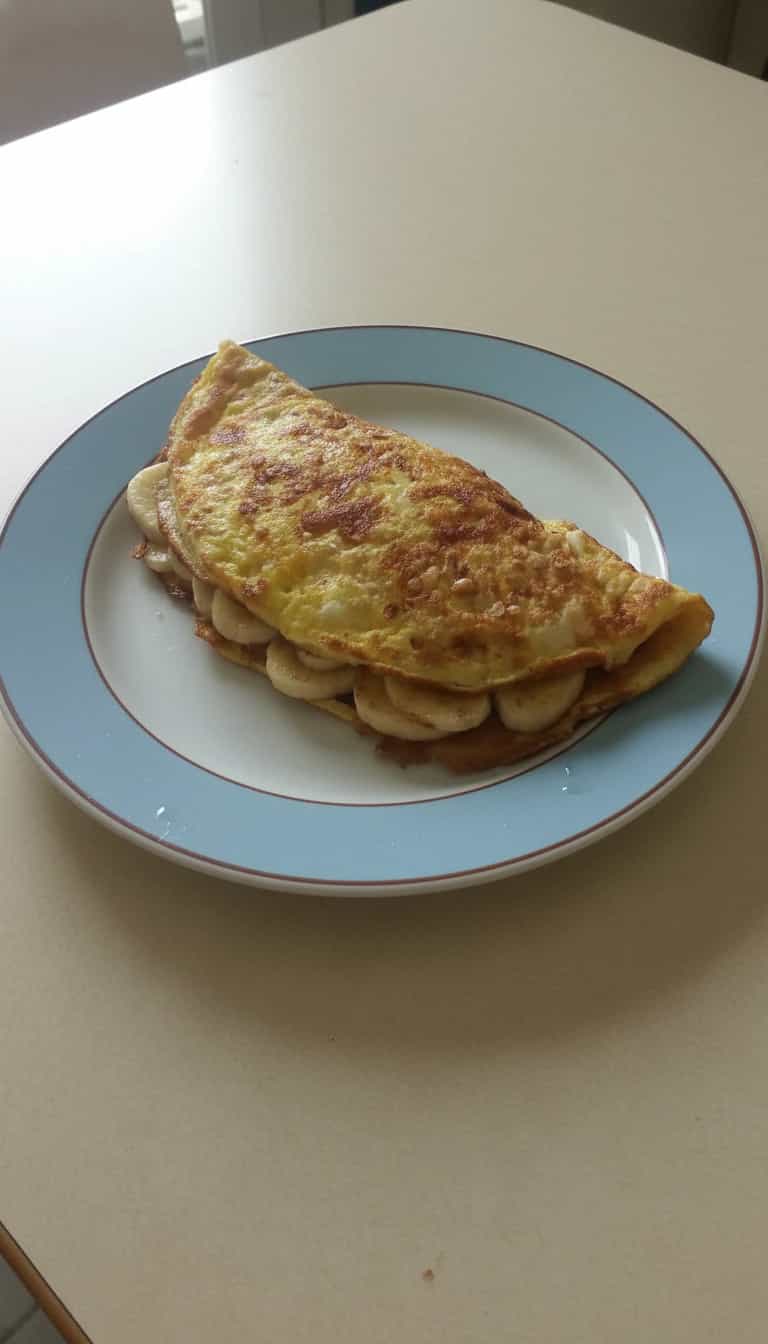 Foto deliciosa de Omelete de Banana com Aveia e Queijo pronta para servir - Ovos