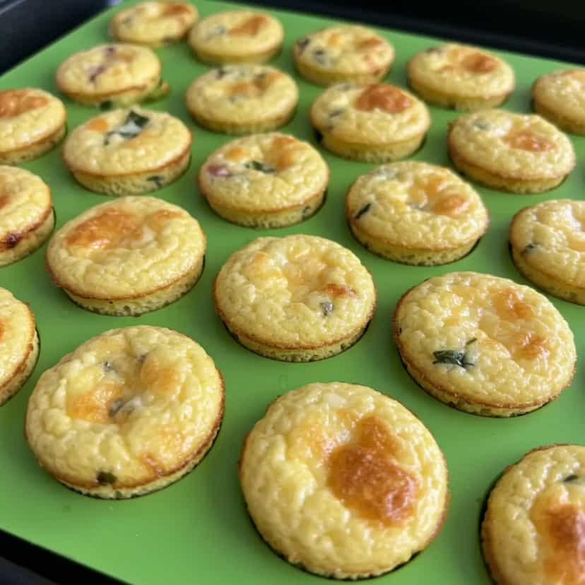 Foto deliciosa de Omelete de Forno com Salsicha pronta para servir - Almoço & Jantar