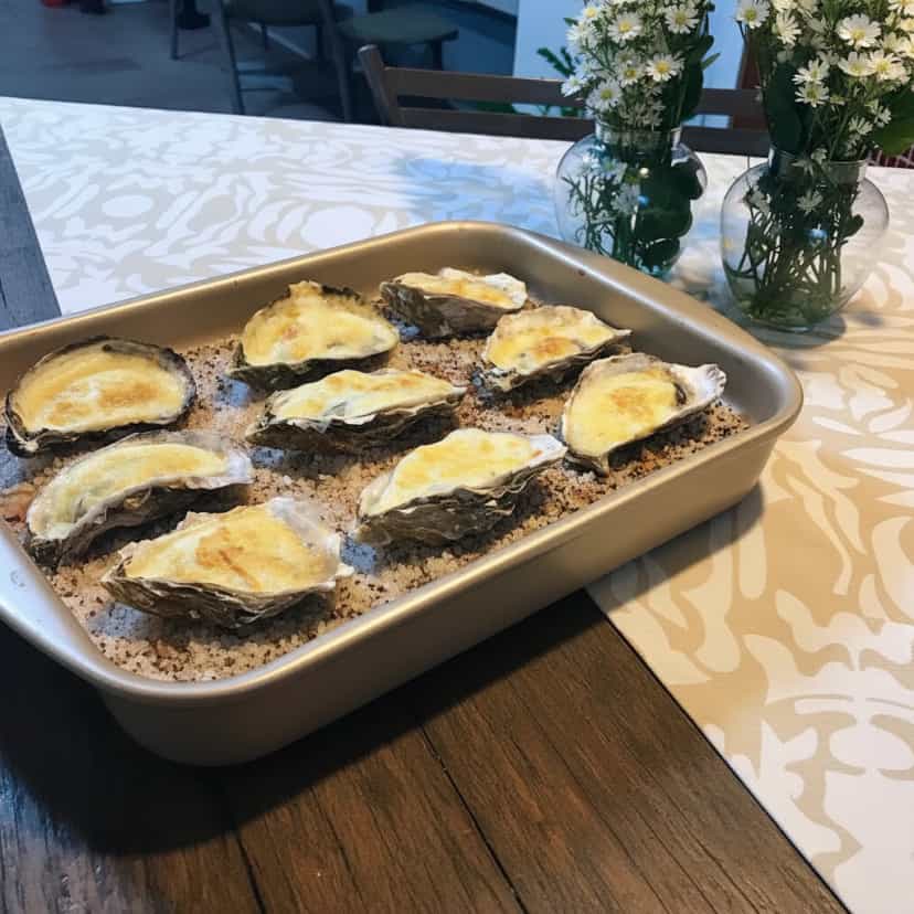 Foto deliciosa de Ostras Gratinadas pronta para servir - Peixes & Frutos do Mar