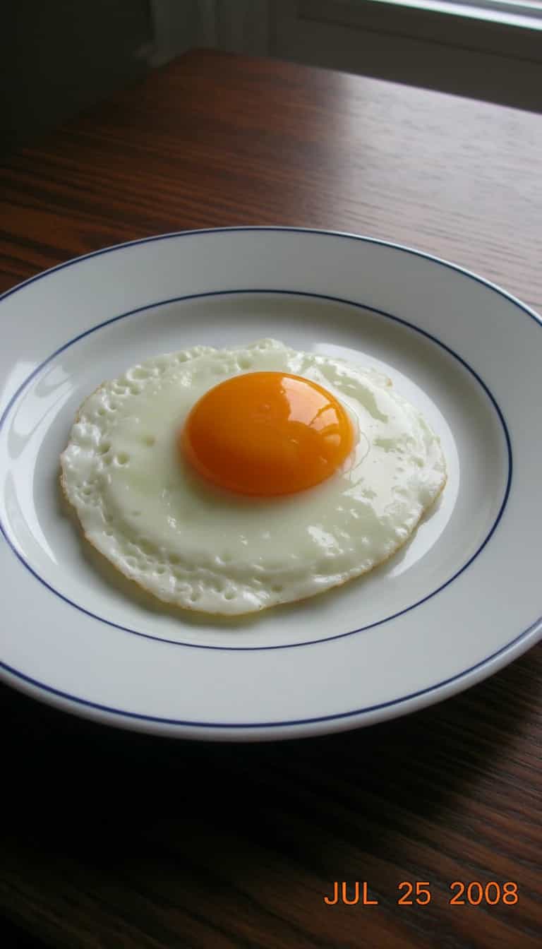 Foto deliciosa de Ovo de Pêssego em Calda pronta para servir - Pudins & Cremes