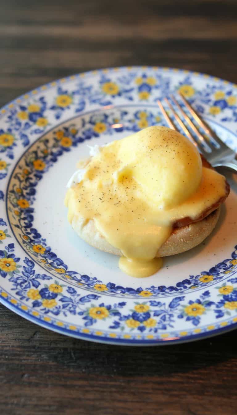 Foto deliciosa de Ovos Beneditinos pronta para servir - Brunch