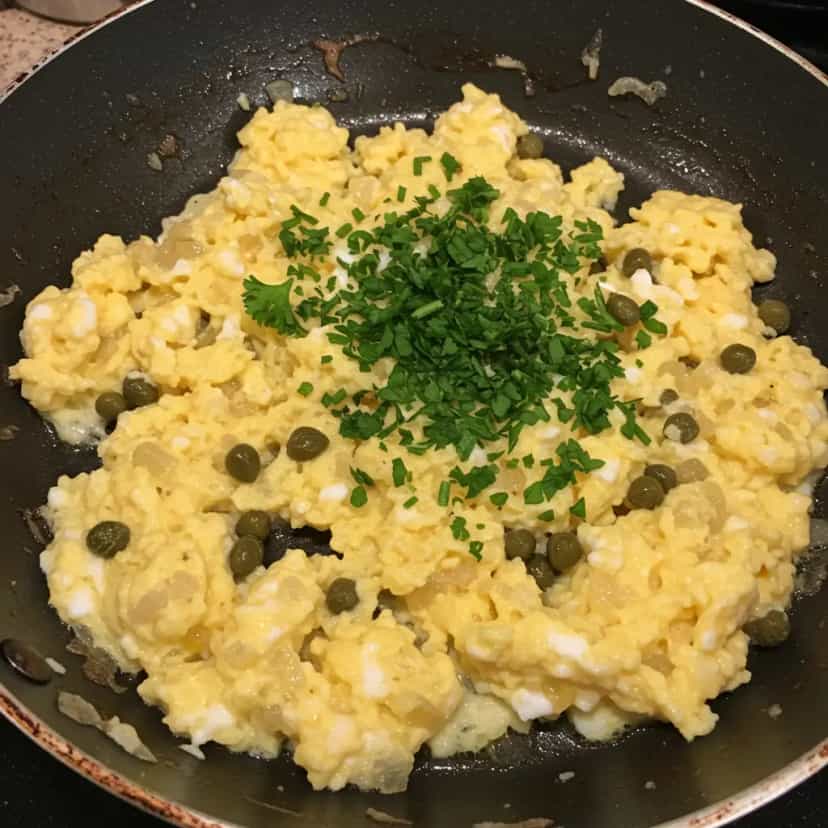 Foto deliciosa de Ovos com Alcaparras pronta para servir - Brunch