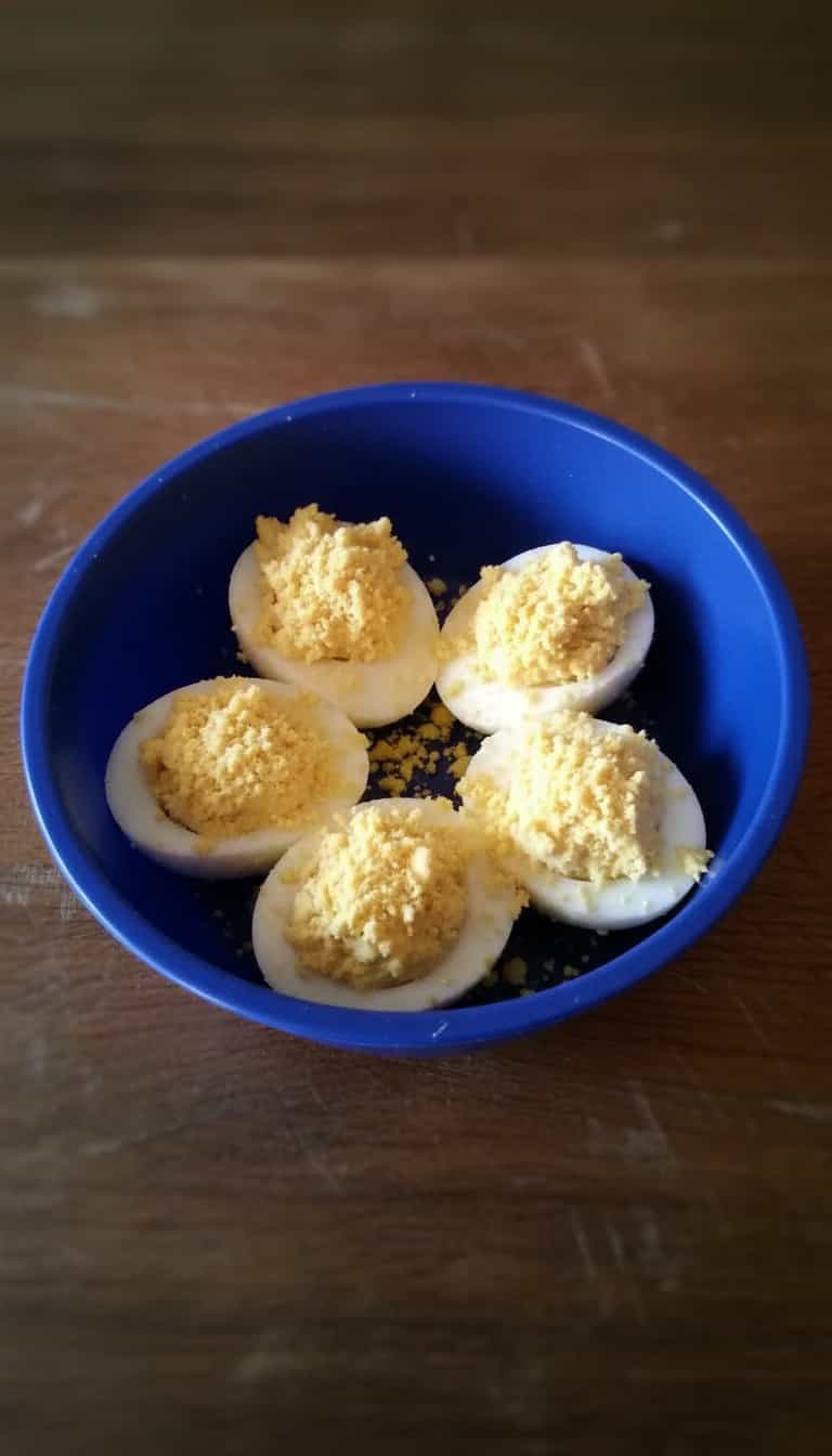 Foto deliciosa de Ovos Recheados com Atum pronta para servir - Outras Receitas