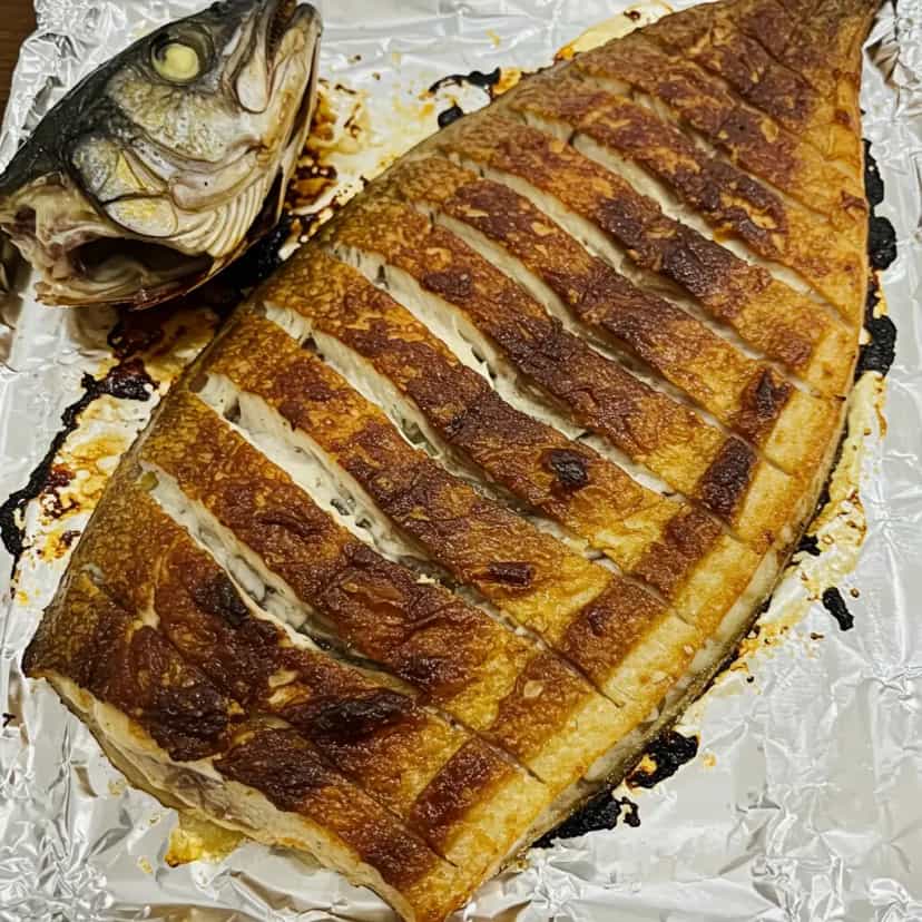 Foto deliciosa de Pacu Assado Recheado com Farofa pronta para servir - Peixes & Frutos do Mar