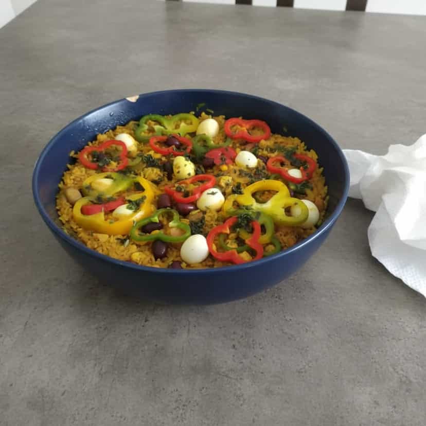 Foto deliciosa de Paella Caipira pronta para servir - Pratos Brasileiros Icônicos