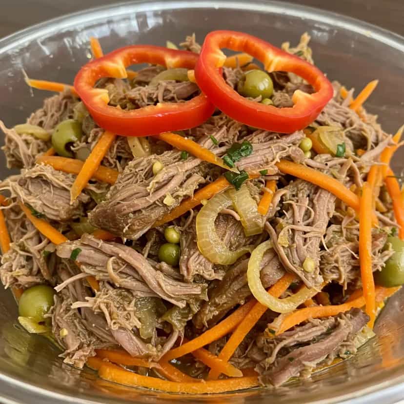 Foto deliciosa de Paleta Bovina Desfiada em Escabeche pronta para servir - Carnes & Frango