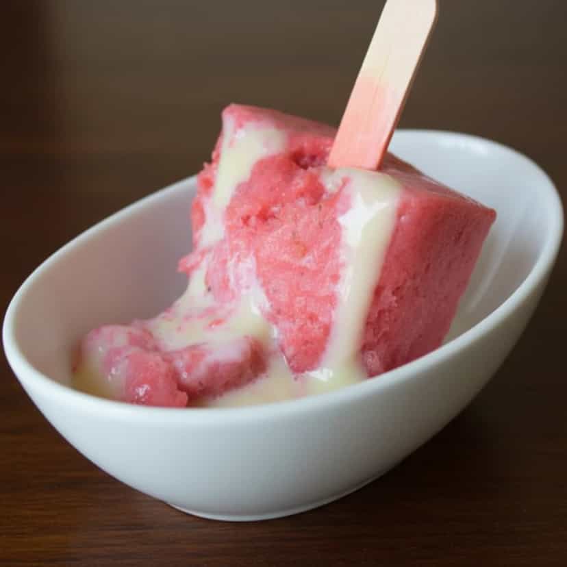 Foto deliciosa de Paleta de Morango com Leite Condensado pronta para servir - Doces Gelados & Sorvetes