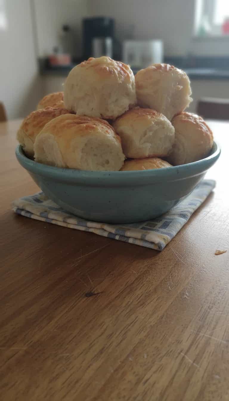 Foto deliciosa de Pão de Batata Recheado com Mussarela pronta para servir - Lanches de Padaria