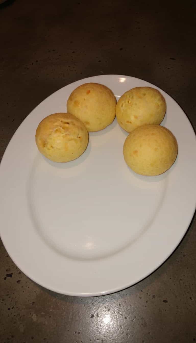 Foto deliciosa de Pão de Queijo Caseiro pronta para servir - Lanches de Padaria