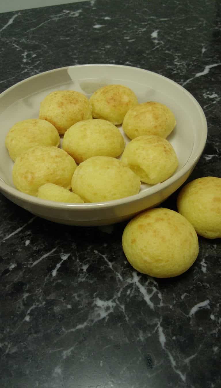 Foto deliciosa de Pão de Queijo com Parmesão pronta para servir - Lanches de Padaria