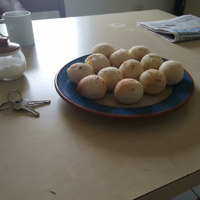 Foto deliciosa de Pão de Queijo Mineiro pronta para servir - Lanches de Padaria