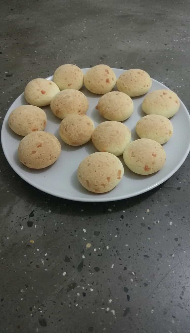 Foto deliciosa de Pão de Queijo Mineiro Tradicional pronta para servir - Lanches de Padaria