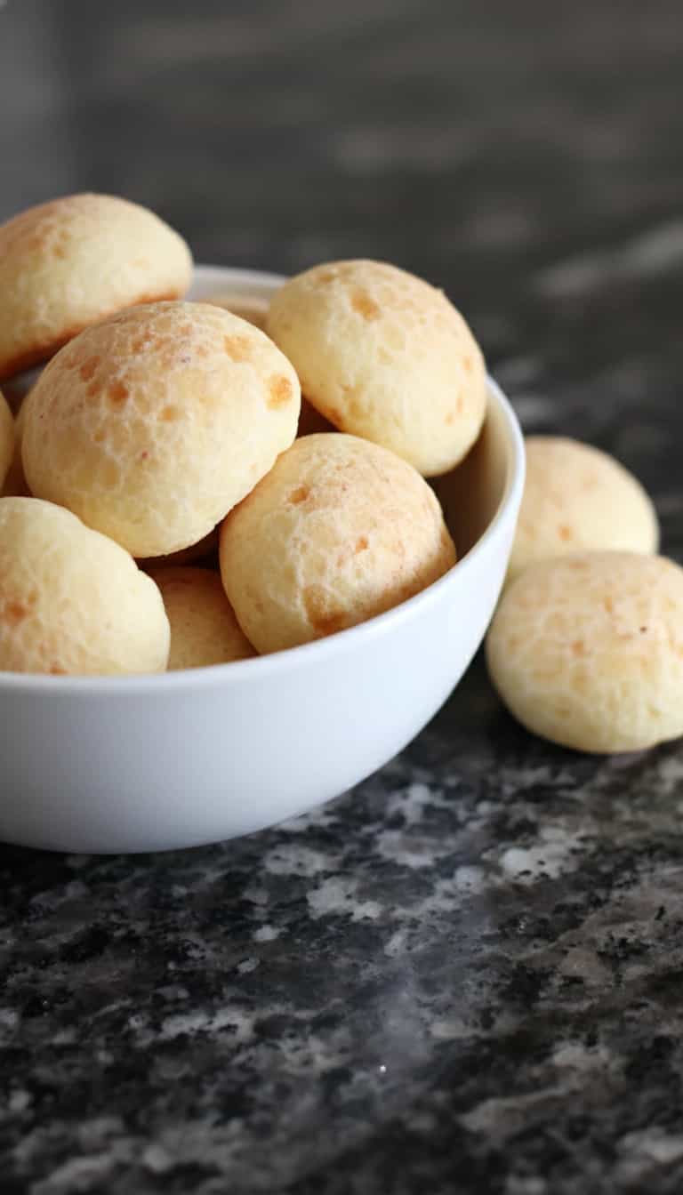 Foto deliciosa de Pão de Queijo Tradicional pronta para servir - Lanches de Padaria