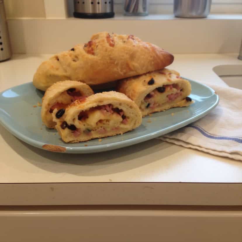 Foto deliciosa de Pão Recheado com Calabresa e Mussarela pronta para servir - Lanches de Padaria
