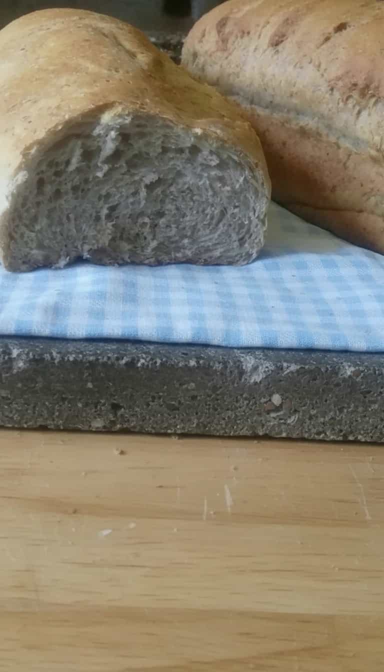 Foto deliciosa de Pão Semiintegral com Chia pronta para servir - Lanches de Padaria