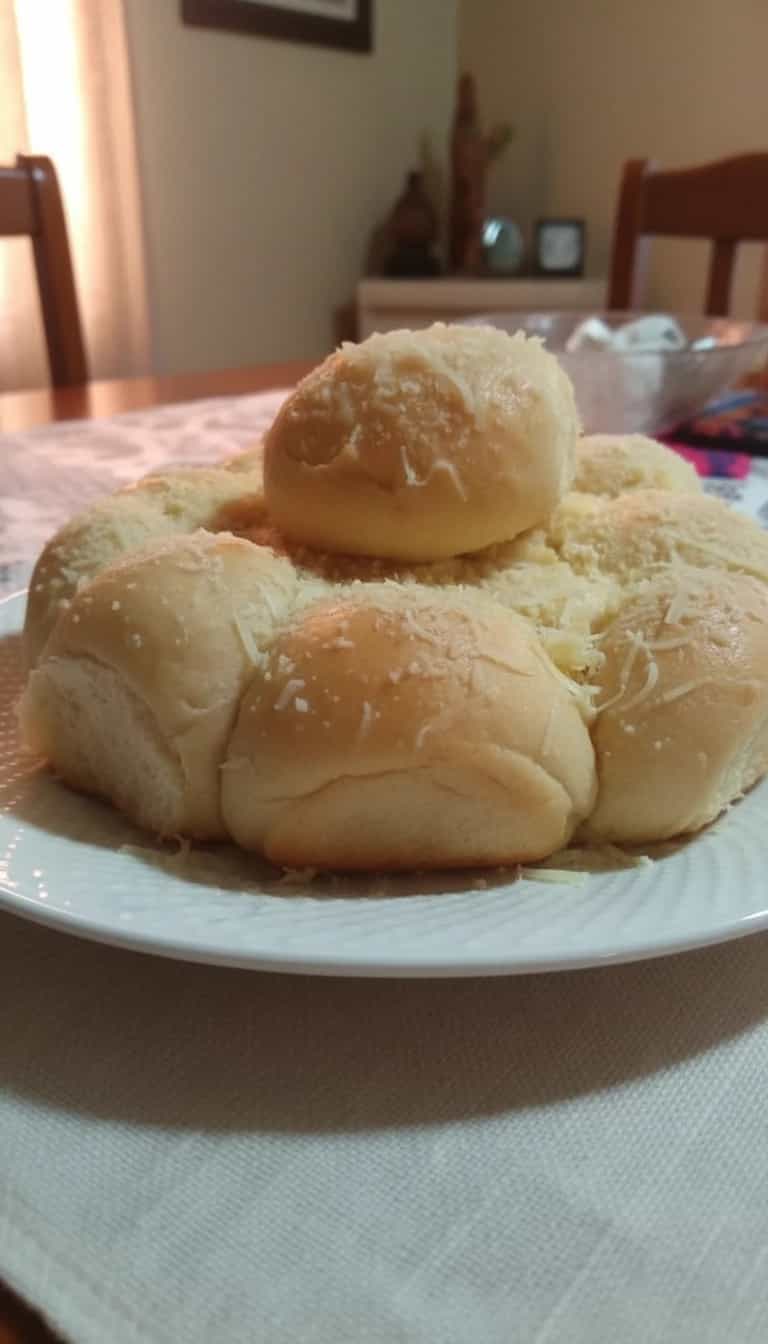 Foto deliciosa de Pãozinho Caseiro de Parmesão pronta para servir - Lanches de Padaria