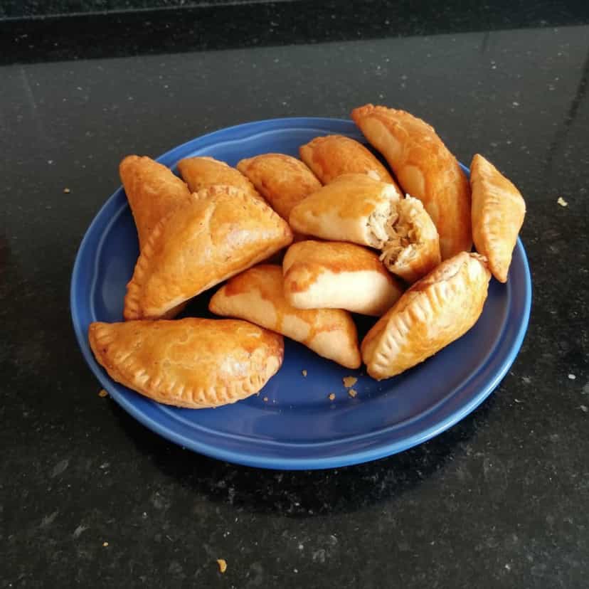 Foto deliciosa de Pastel de Frango pronta para servir - Salgadinhos
