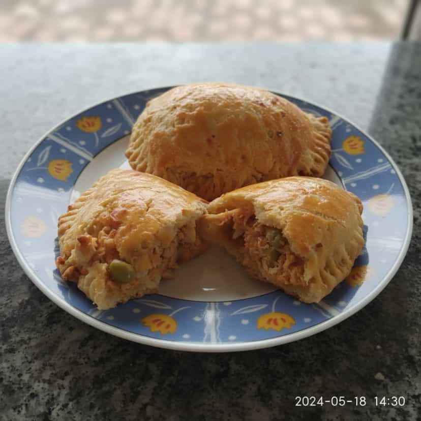 Foto deliciosa de Pastel de Frango Assado pronta para servir - Salgadinhos