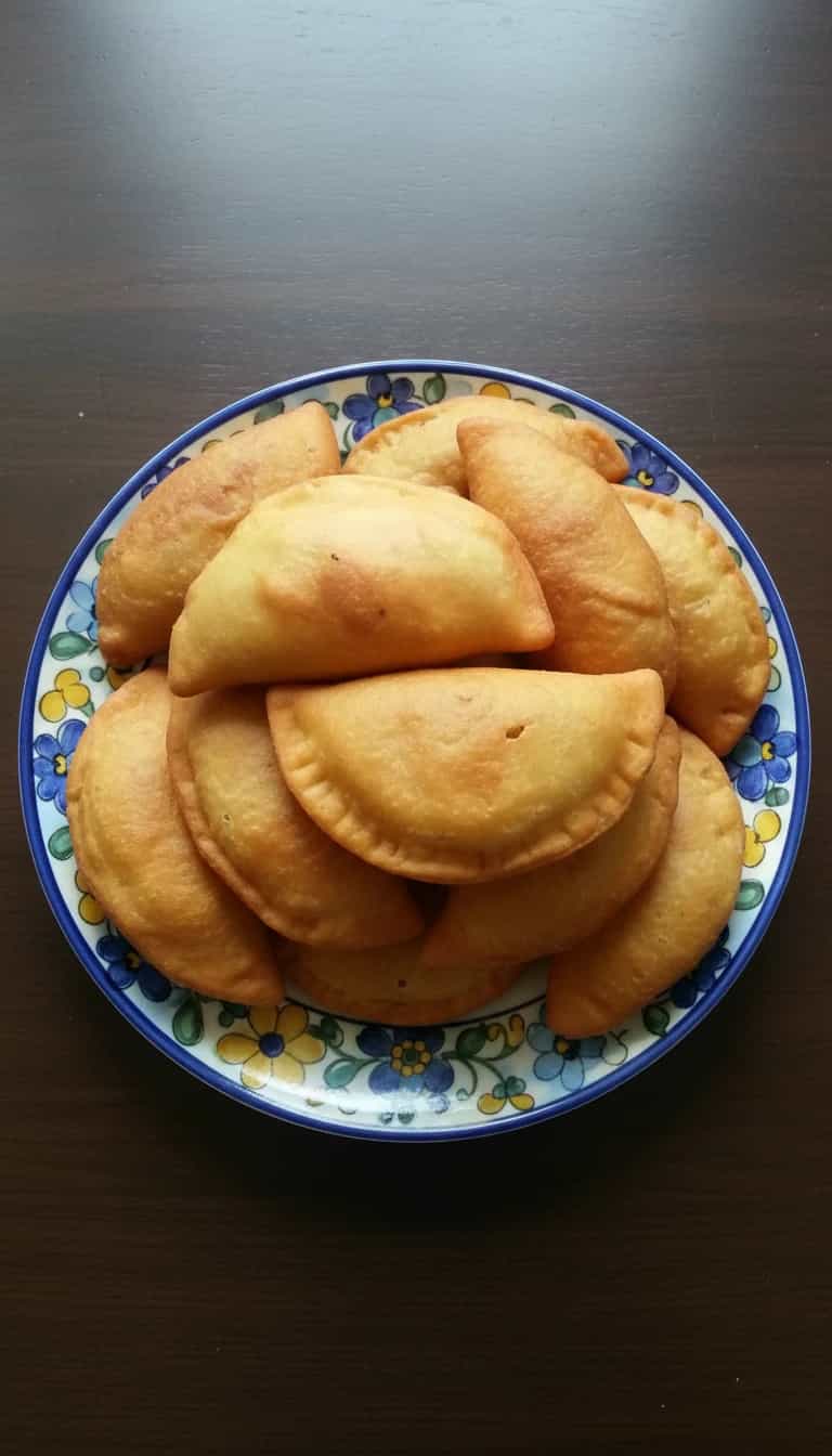 Foto deliciosa de Pastel de Fubá Recheado pronta para servir - Salgadinhos