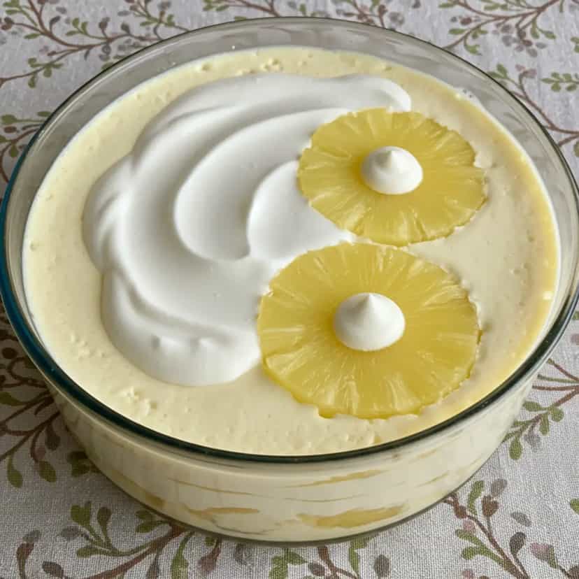 Foto deliciosa de Pavê de Abacaxi com Pão-de-Ló pronta para servir - Pudins & Cremes